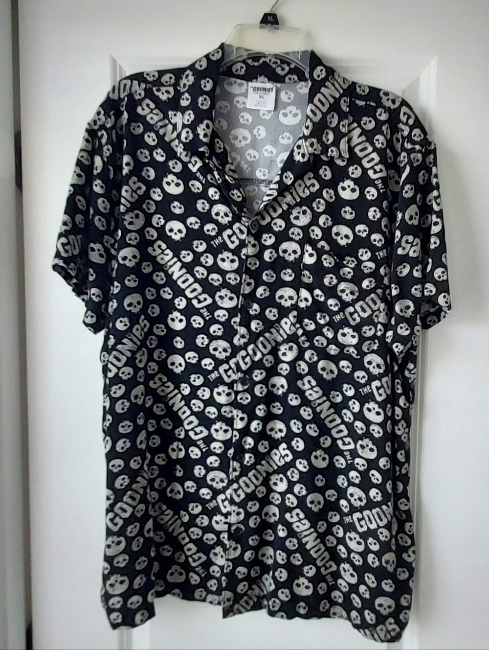 The Goonies XL Button Down Shirt Black White Skulls Logo Hawaiian Goth Grunge